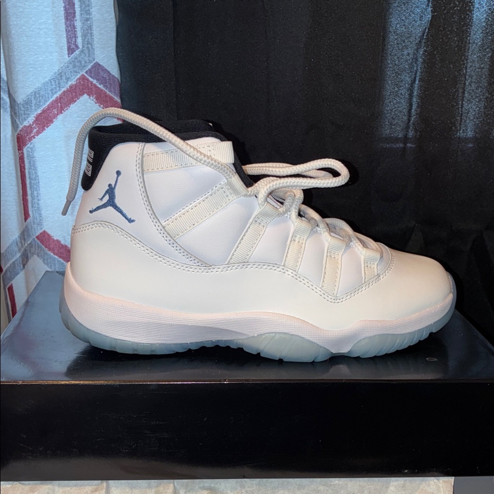 Jordan Athletic Shoes White and Blue - Picture 9 of 15